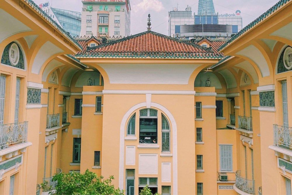 Standing by the museum’s balcony railing, visitors can capture the lush green garden just behind the building